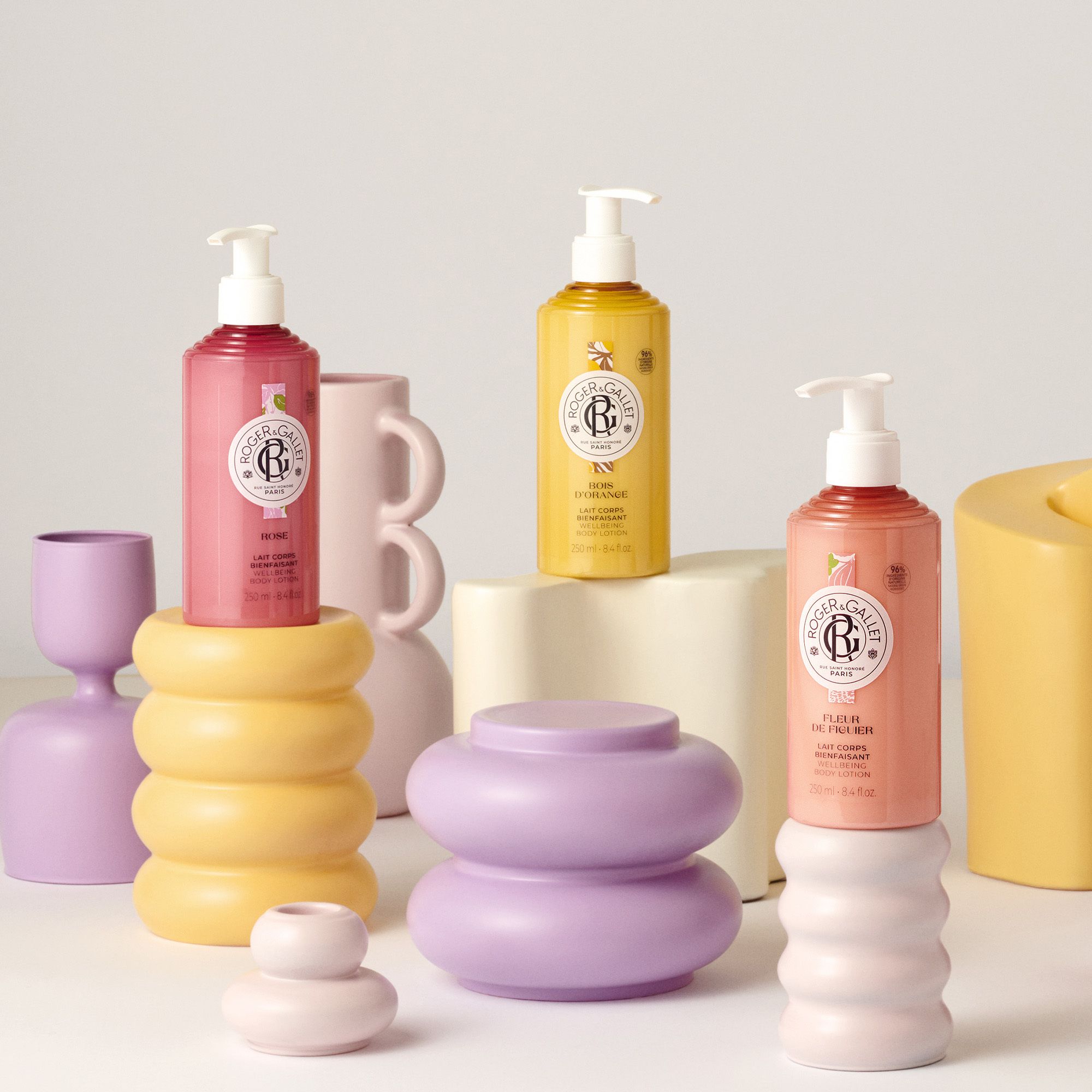 Flacon jaune avec pompe, Roger & Gallet Lait Corps Bois d'Orange, 250 ml.