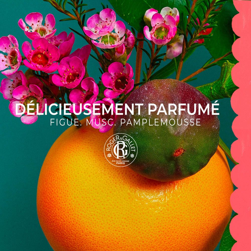 Nature morte avec pamplemousse, figue et fleurs. Texte: DÉLICIEUSEMENT PARFUMÉ, Roger & Gallet.