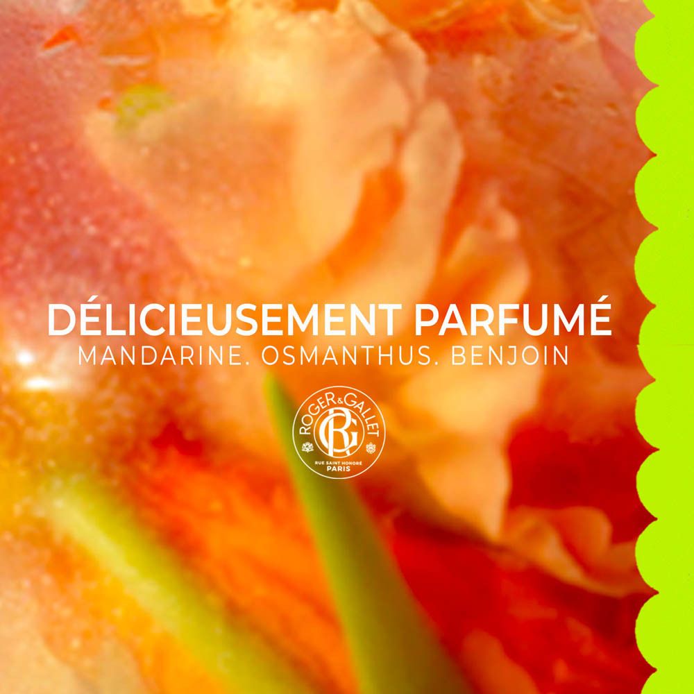 Gros plan d'un pétale avec texte: Délicieusement Parfumé. Logo Roger & Gallet. Fond vert.