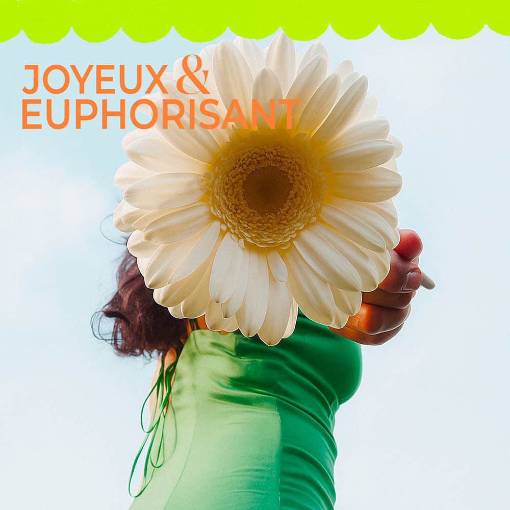 Femme avec une fleur. Texte: JOYEUX & EUPHORISANT. Ciel bleu. Fond vert.