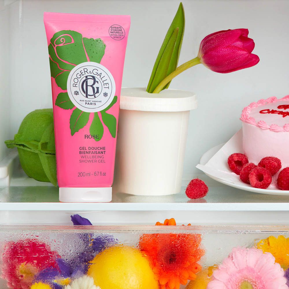 Tube rose, fleurs, gâteau, framboises dans un réfrigérateur. Gel douche Rose Roger & Gallet. 200 ml.
