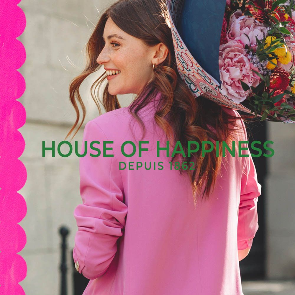 Femme en veste rose, bouquet de fleurs. Texte: House of Happiness, Depuis 1862.