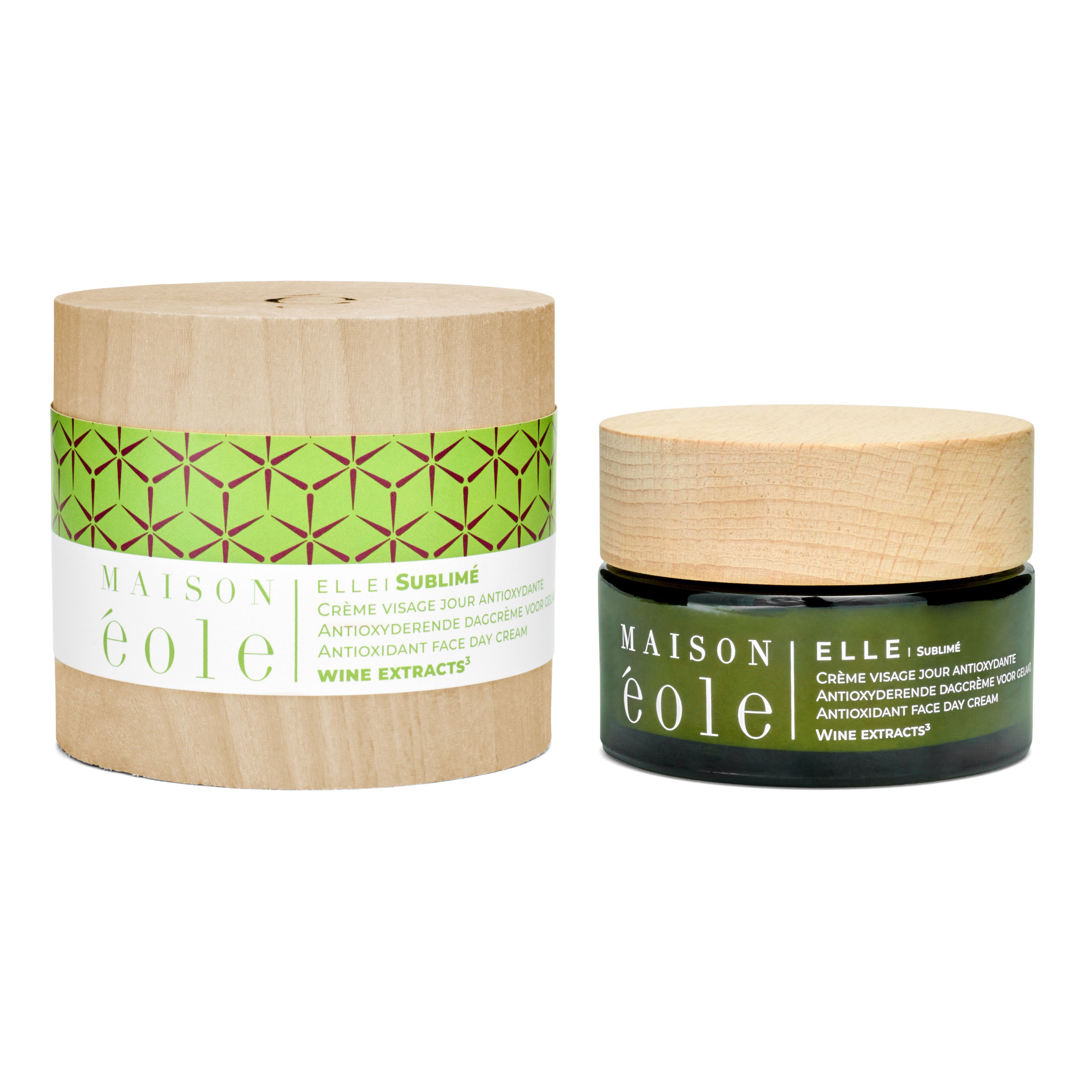 Deux pots de crème avec couvercles en bois et emballage. Inscription : Maison Éole, Crème Visage Jour Antioxydante. Emballage en bois.