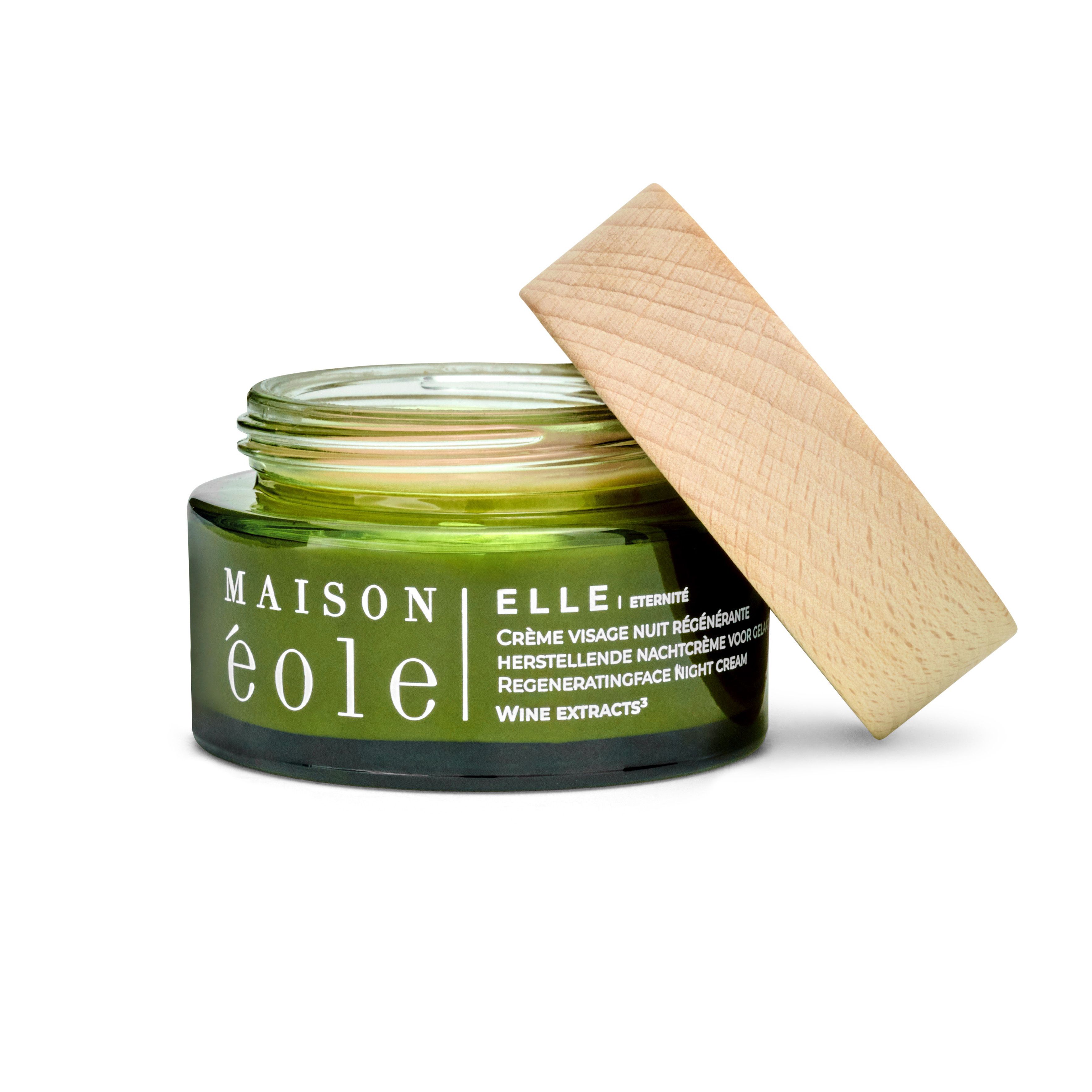 Crème avec couvercle en bois, couvercle ouvert. Inscriptions: Maison Éole, ELLE, Crème Visage Nuit Régénérante. Texte multilingue.