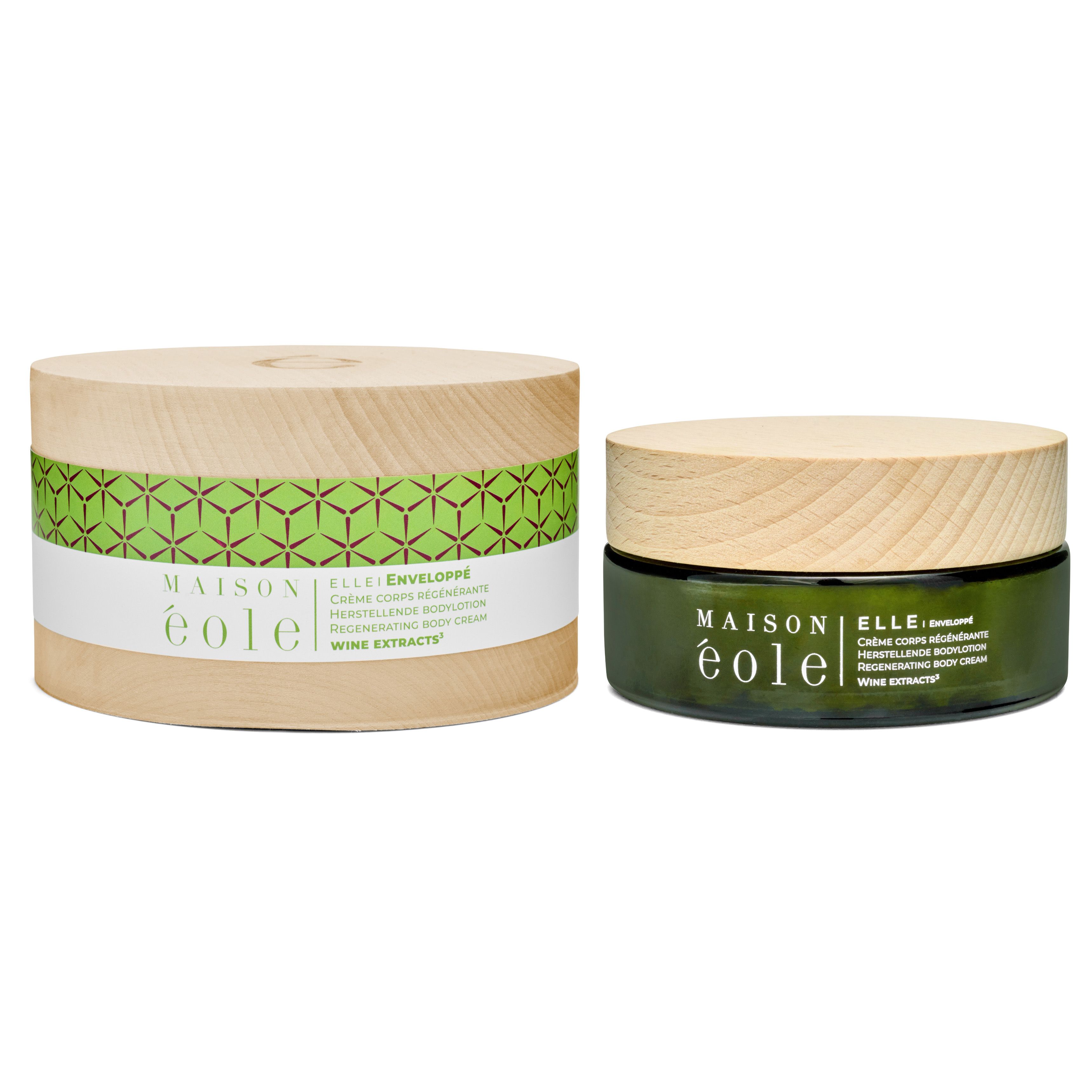 Deux contenants. À gauche: boîte en bois avec motif vert et bande blanche. À droite: pot en verre vert avec couvercle en bois.