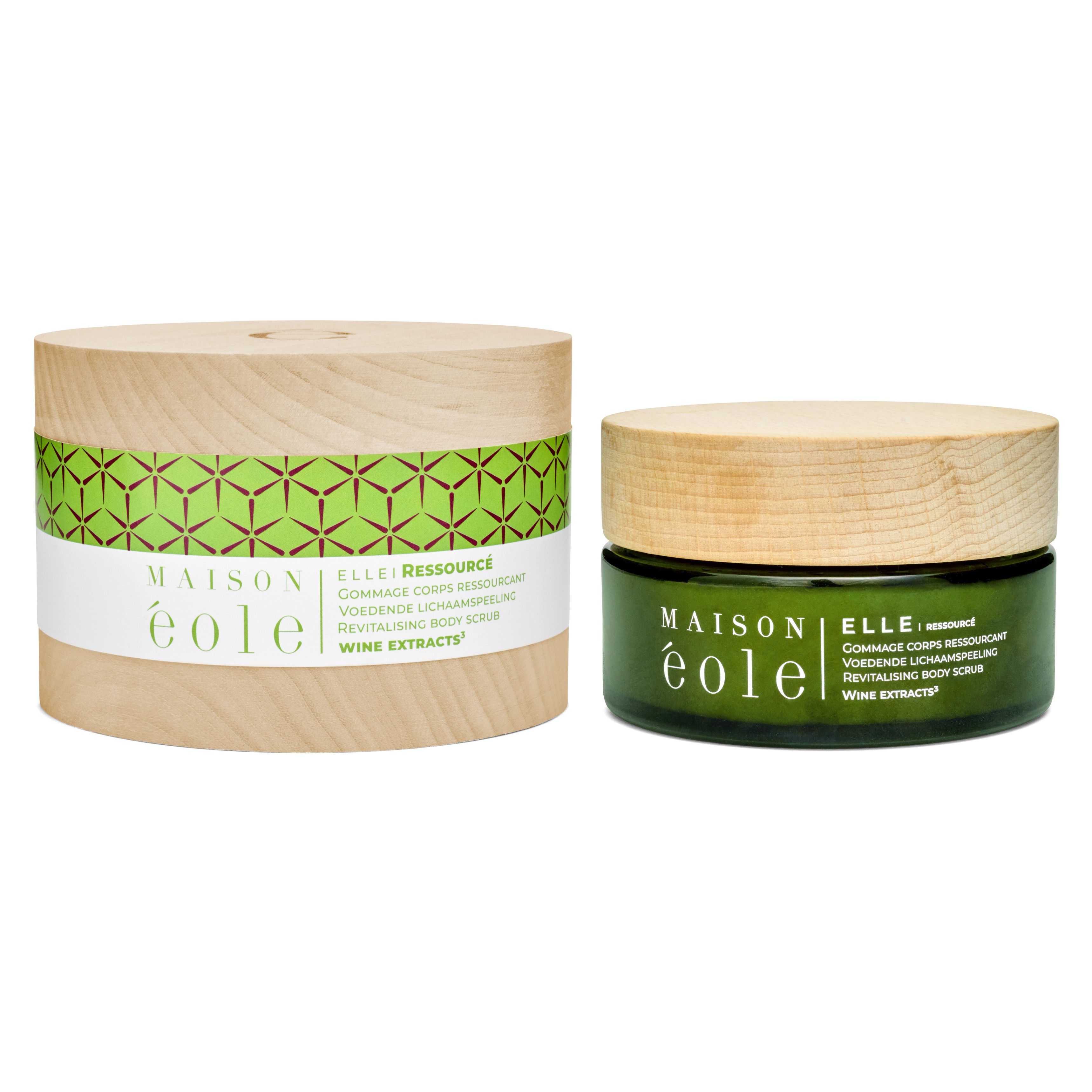 Deux contenants. À gauche: contenant en bois avec décor vert et inscription. À droite: pot en verre vert avec couvercle en bois.