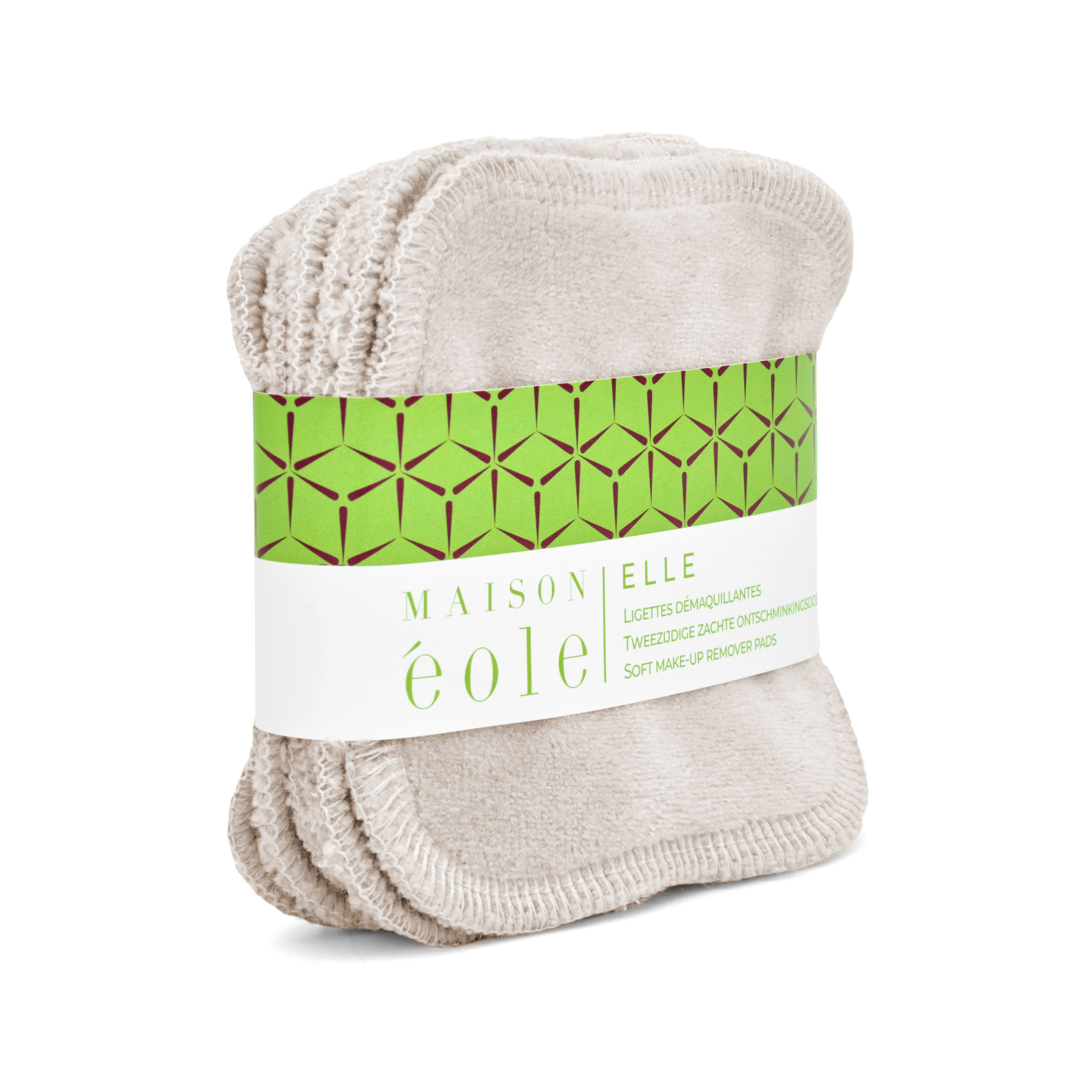 Pile de carrés démaquillants, avec bande verte. Inscription: Maison Éole, ELLE, Lingettes Démaquillantes. Vue latérale.