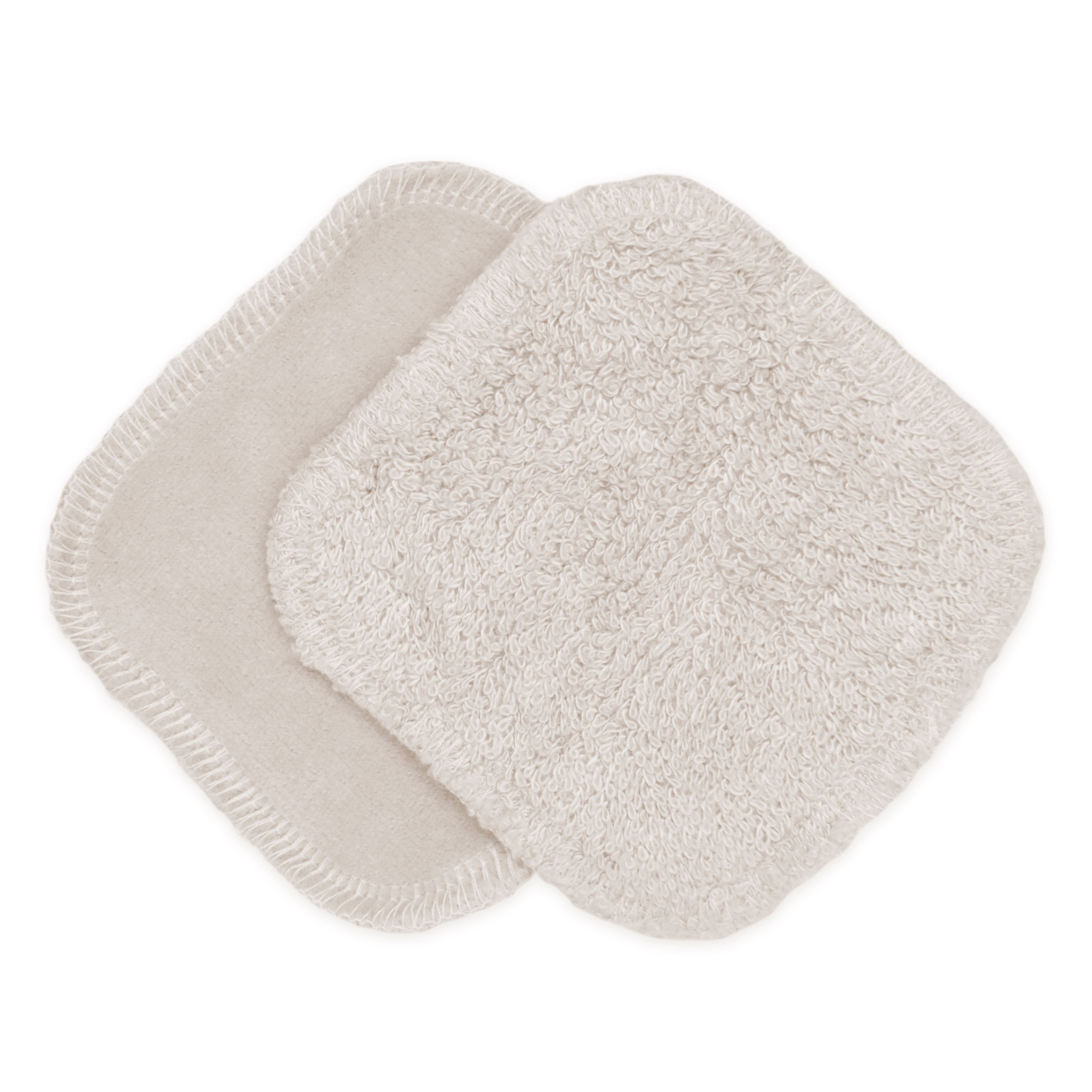 Deux carrés démaquillants. Carrés, beiges, coins arrondis. Un côté avec couture.