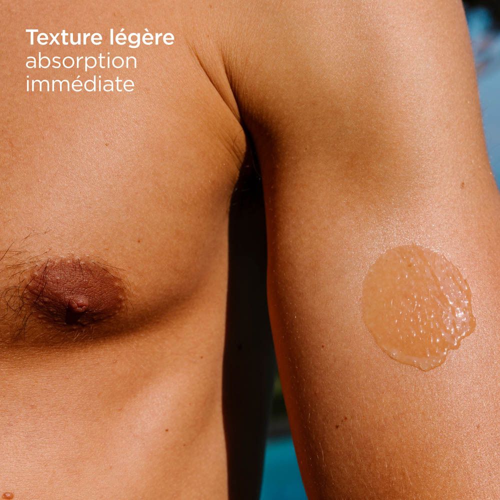 Crème solaire appliquée sur la peau. Texte: Texture légère absorption immédiate.