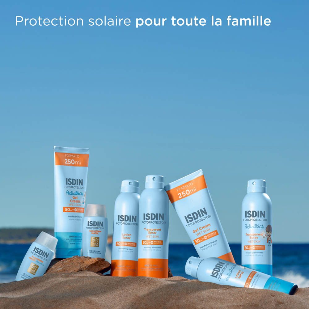 Divers produits solaires ISDIN. Sur le sable, à la plage.