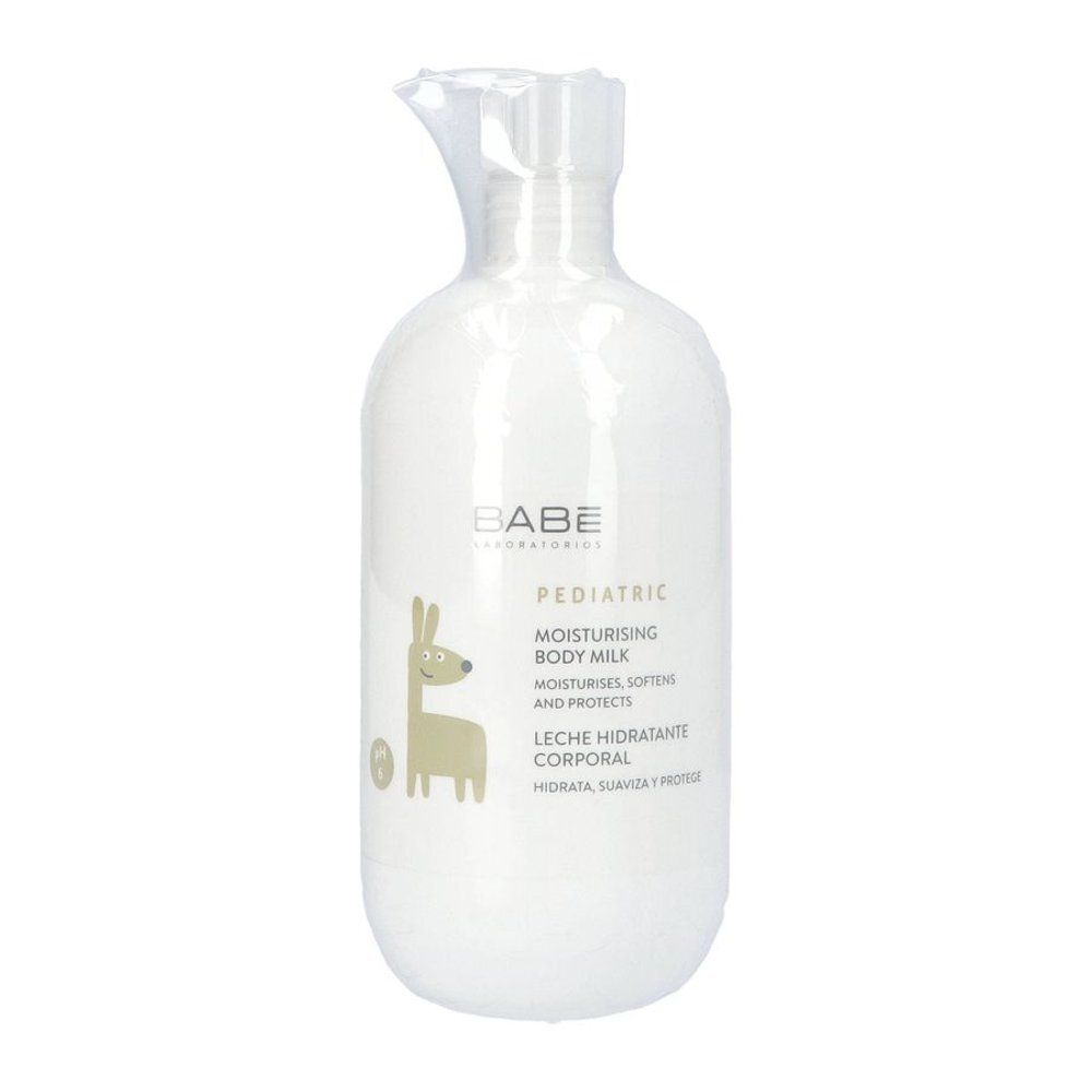 Flacon blanc avec pompe, emballé. Inscription: BABÉ, Pediatric, Moisturising Body Milk. Illustration d'un lama.