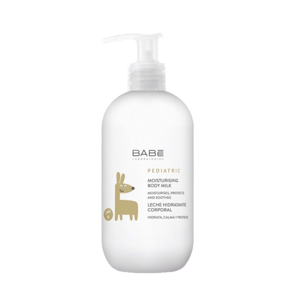 Flacon blanc avec pompe. Inscription: BABÉ, Pediatric, Moisturising Body Milk. Illustration d'un lama.