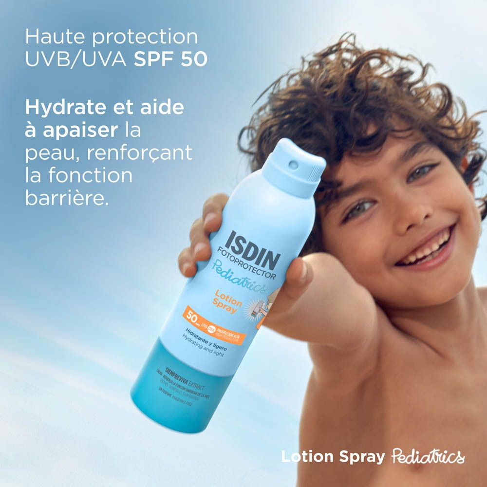 Garçon tenant ISDIN Fotoprotector Pediatrics. Texte: Haute protection UVB/UVA SPF 50.