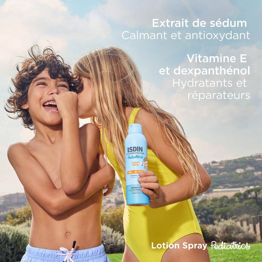 Deux enfants avec ISDIN Fotoprotector Pediatrics. Texte: Extrait de sédum. Vitamine E.