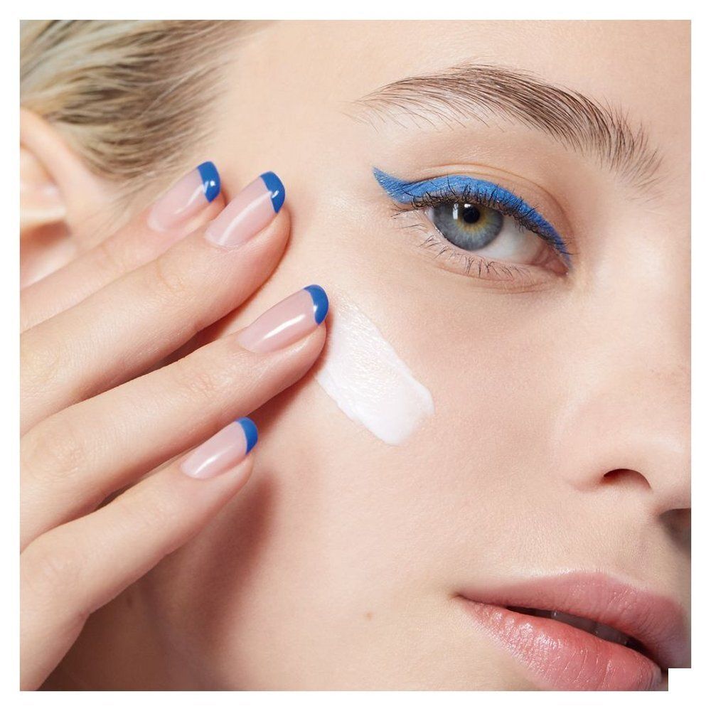 Arrière d'un pot de crème hydratante Nuxe Crème fraîche de beauté avec instructions multilingues.