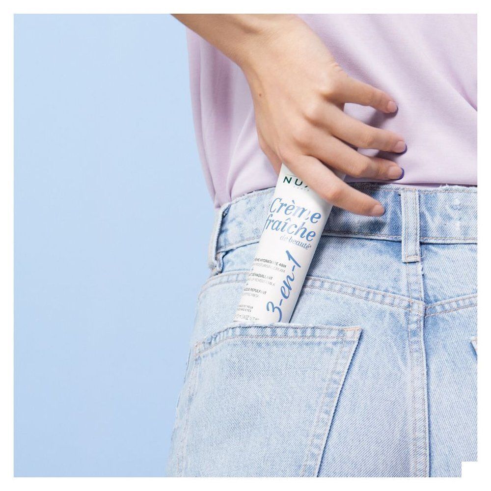 Tube Nuxe Crème fraîche de beauté dans la poche arrière d'un jean.