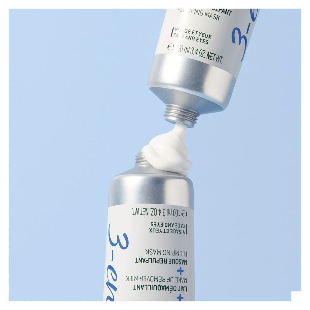 Crème pressée d'un tube Nuxe Crème fraîche de beauté dans un autre.
