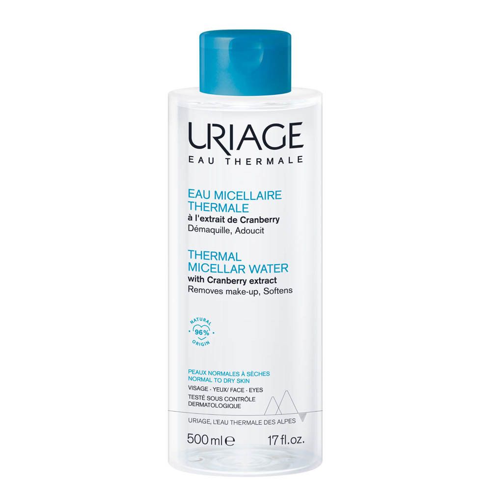 Visage d'une femme nettoyé avec un coton. Texte: Efficace sur maquillage waterproof, fini non gras, parfum fruité et floral, sans rinçage.