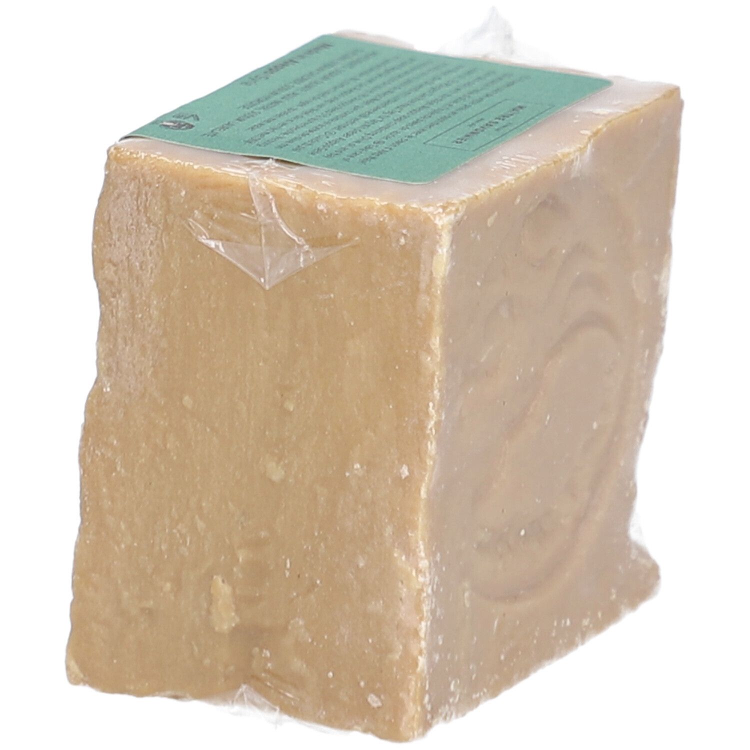 Savon en bloc emballé. Le savon a une forme irrégulière.