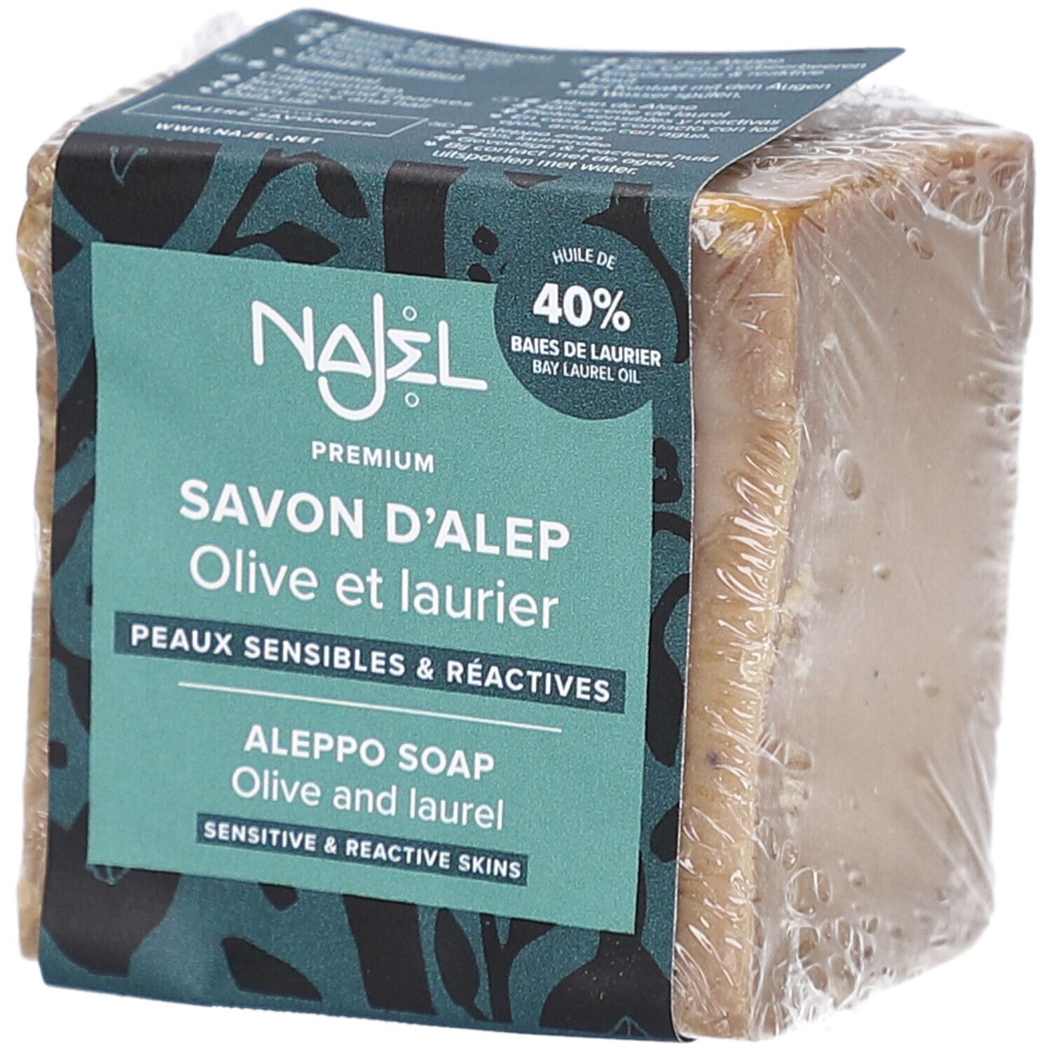 Bloc de savon carré emballé. L'emballage porte la mention "Najel Savon d'Alep Olive et Laurier".
