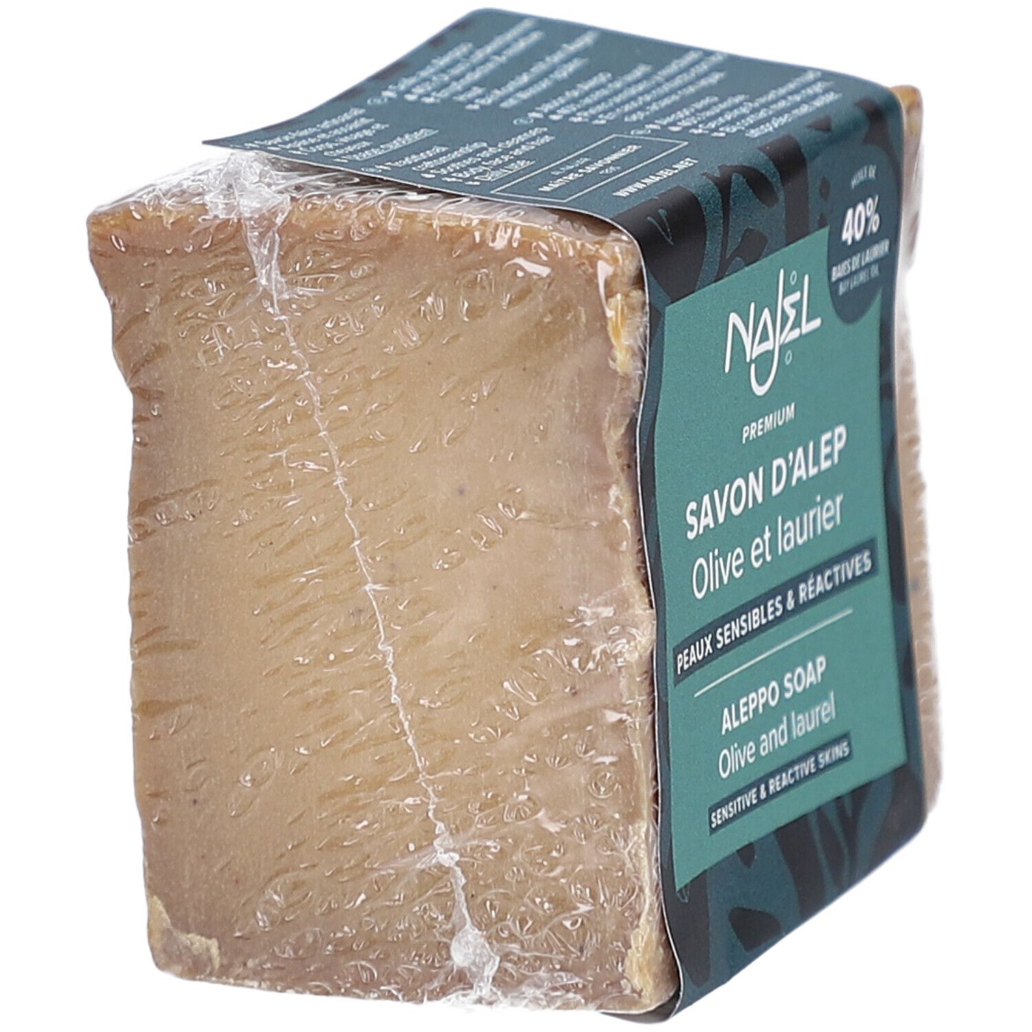 Bloc de savon emballé. L'emballage porte la mention "Najel Savon d'Alep Olive et Laurier".