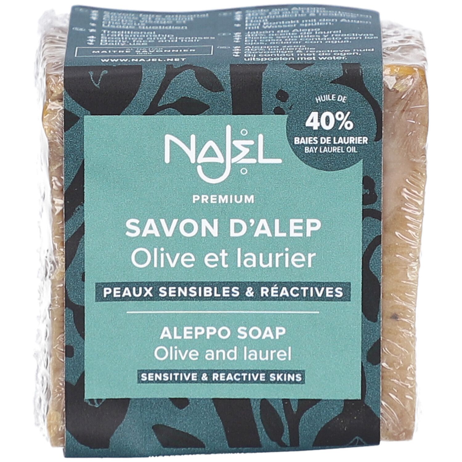 Bloc de savon carré emballé. L'emballage porte la mention "Najel Savon d'Alep Olive et Laurier".