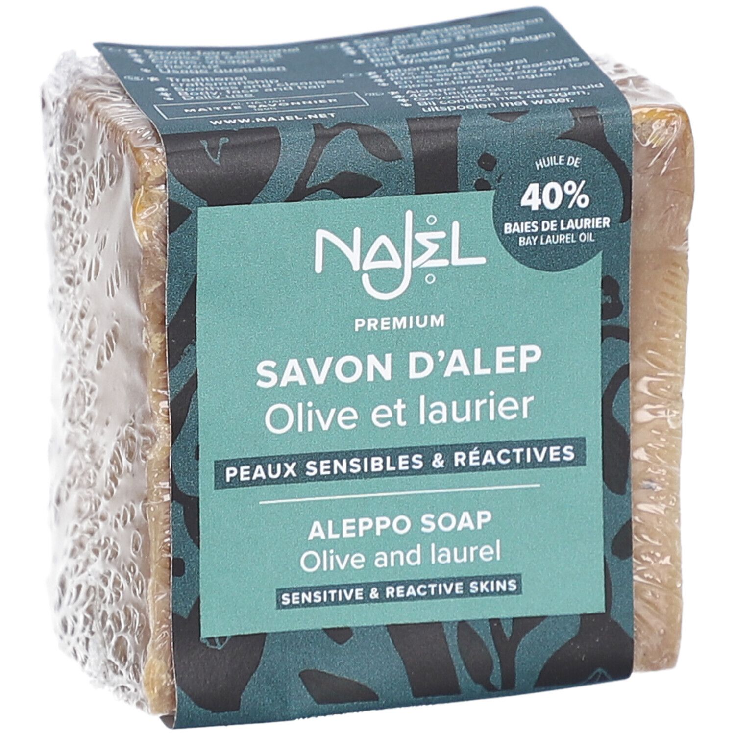 Bloc de savon emballé. L'emballage porte la mention "Najel Savon d'Alep Olive et Laurier".