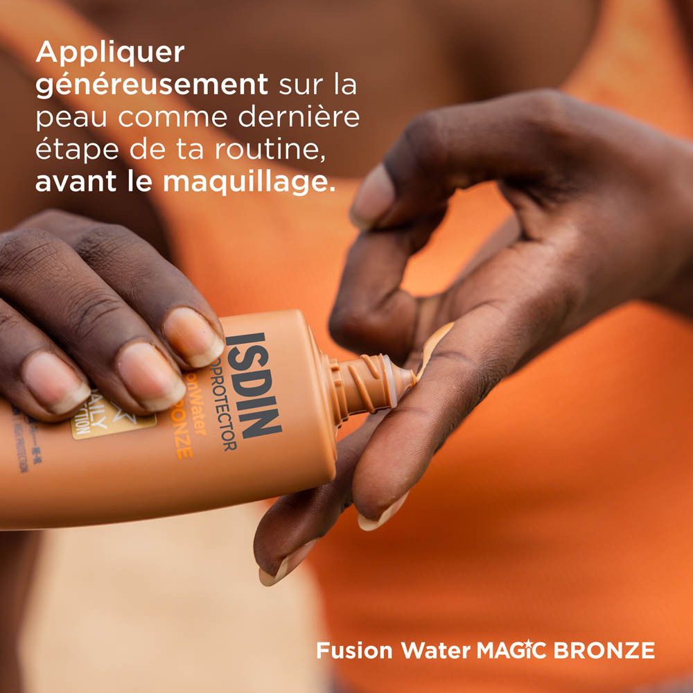 Femme appliquant ISDIN Fotoprotector Magic Bronze. Gros plan. Application avant le maquillage.