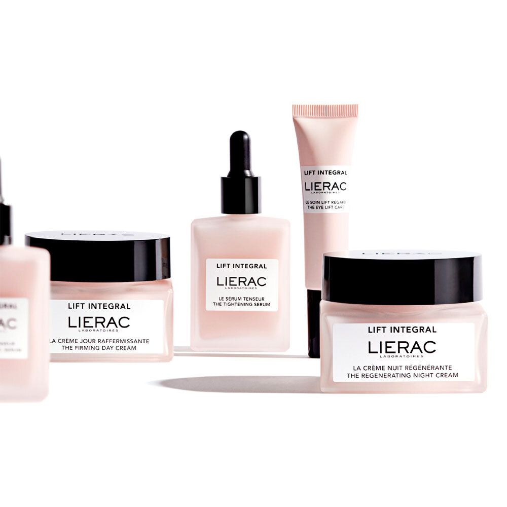 Divers produits LIERAC : sérum, crème, crème pour les yeux. Tous dans des flacons et pots roses. Inscription : LIFT INTEGRAL.