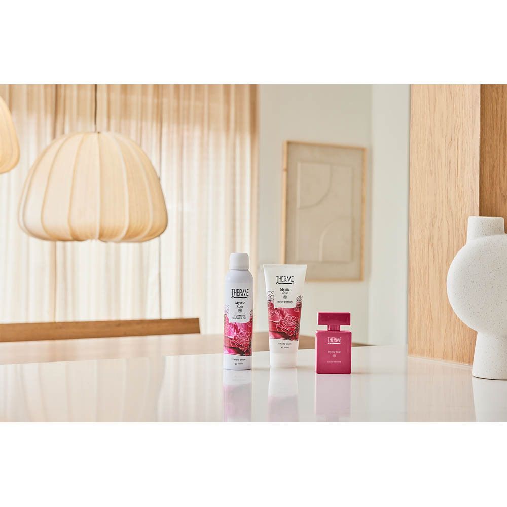 Produits de soins corporels Therme Mystic Rose : Beurre corporel, gel douche, lotion corporelle, parfum.