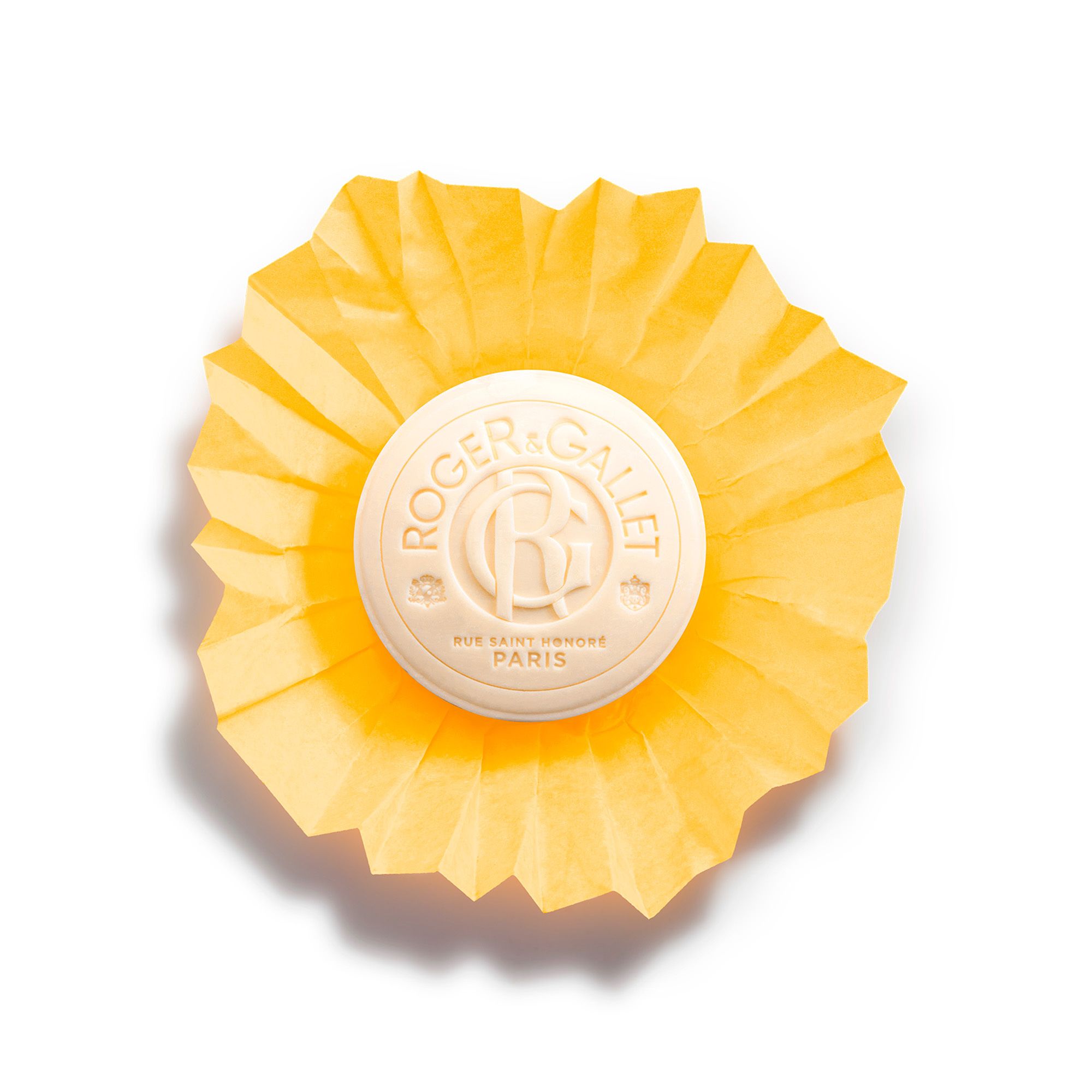 Gros plan sur le savon. Inscription : Roger & Gallet, Bois d'Orange. Papier orange.