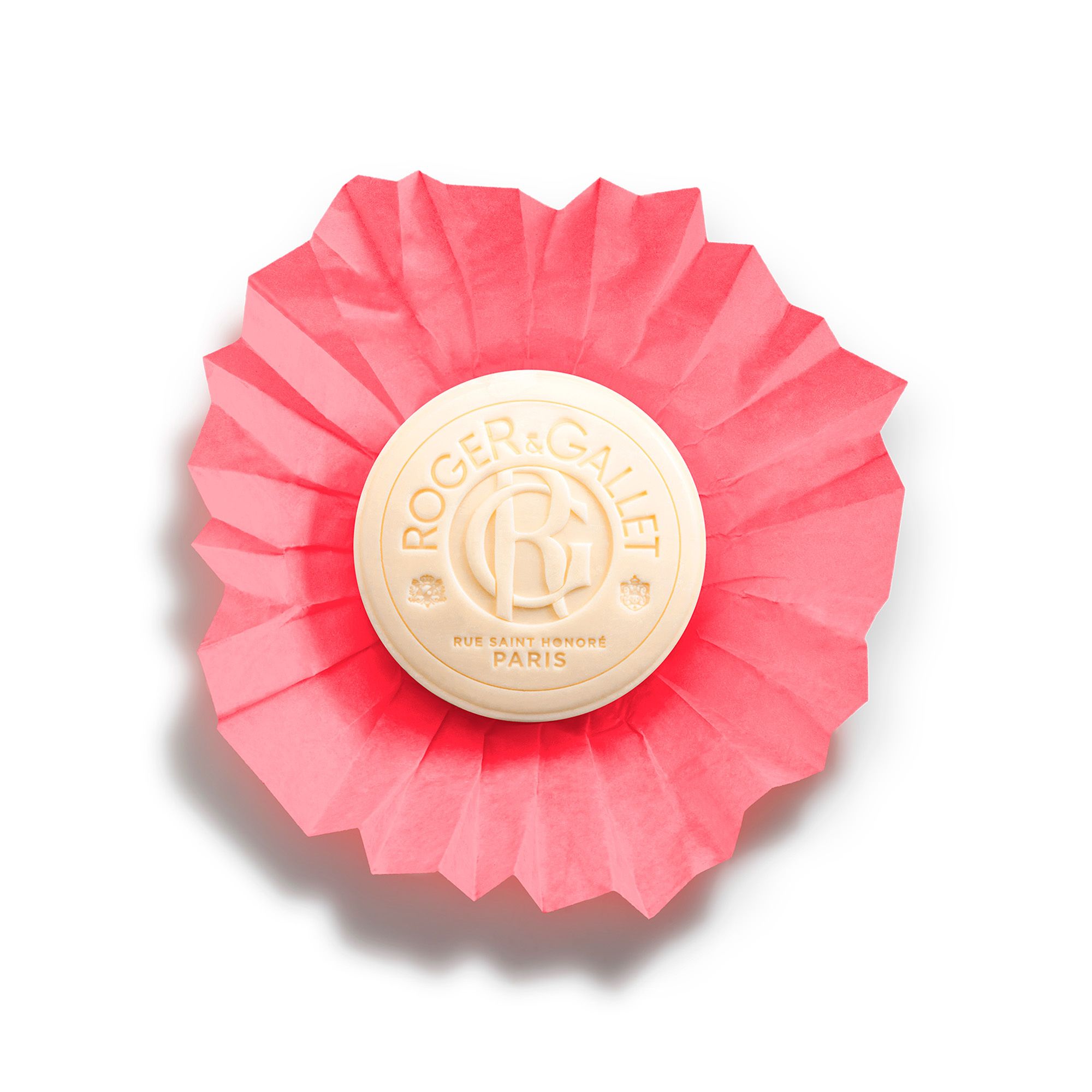 Savon rond rouge, avec ruban floral. Marque Roger & Gallet, slogan « Gingembre Rouge ».