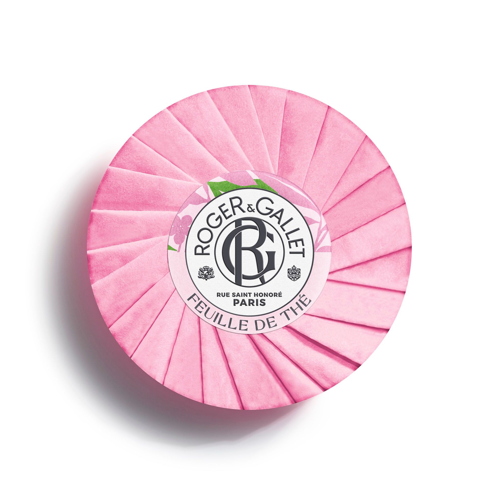 Savon Roger & Gallet "Feuille de Thé" dans son emballage blanc, vue de côté.