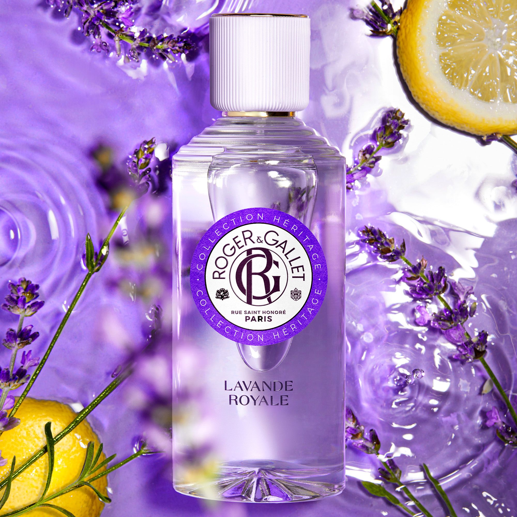 Flacon Roger & Gallet Lavande Royale dans l'eau. Bouteille dans l'eau avec citron.