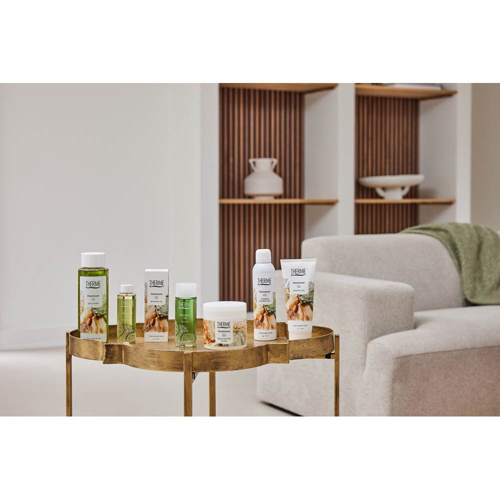 Une sélection de produits THERME sur une table dorée. Différentes tailles et formes.