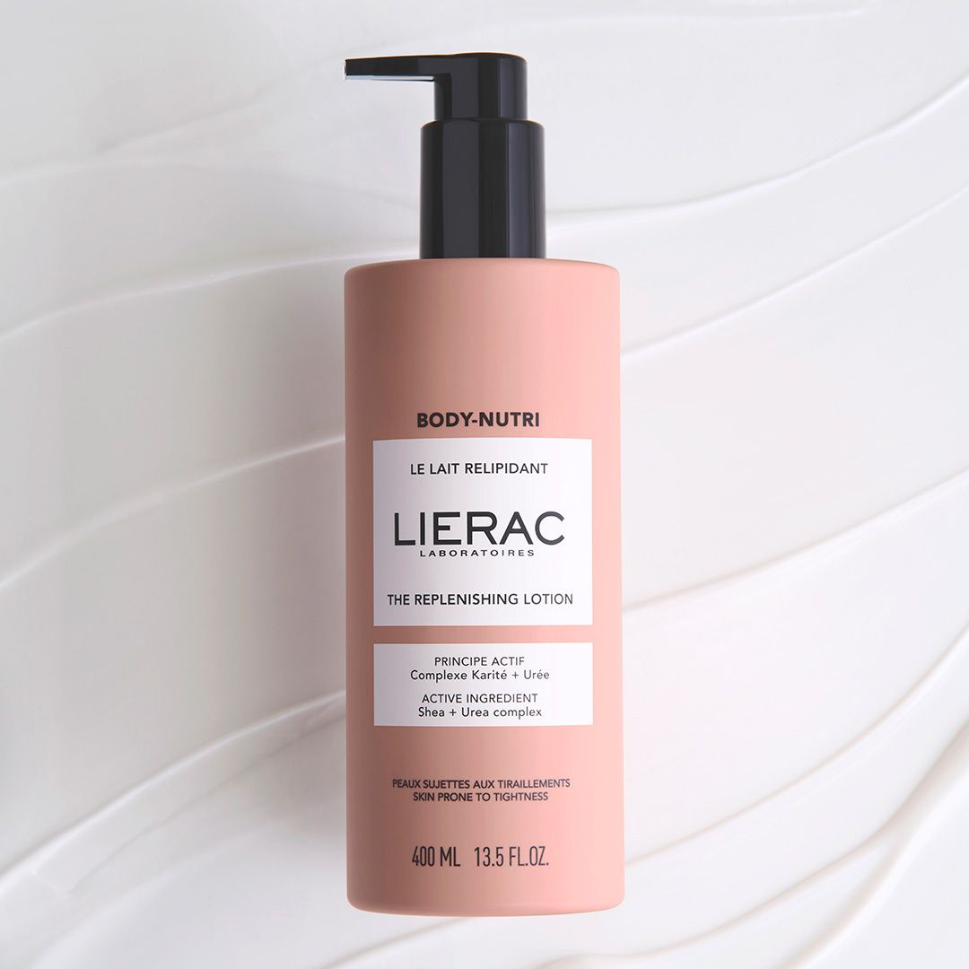 Flacon rose avec bouchon pompe noir. Inscriptions : LIERAC, BODY-NUTRI, THE REPLENISHING LOTION.