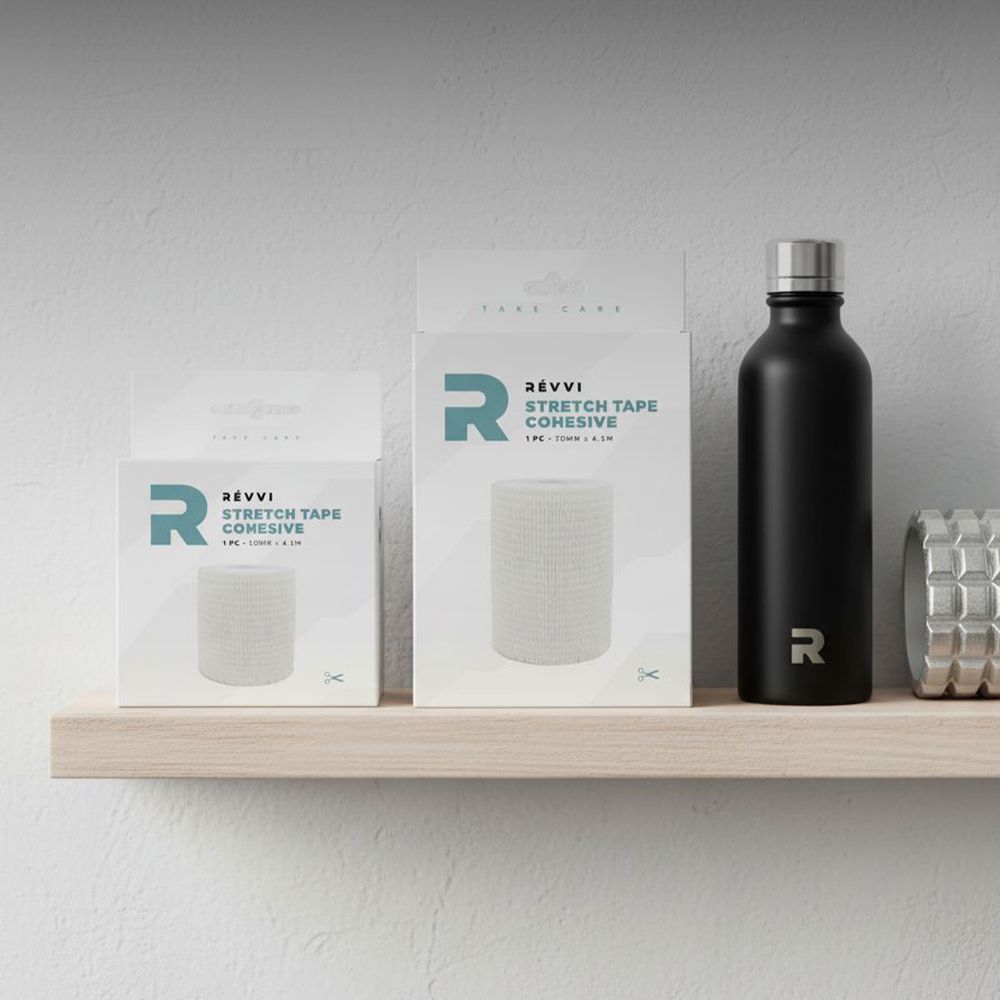 Deux emballages de ruban adhésif extensible sur une étagère. À côté, une gourde noire et un rouleau de massage.