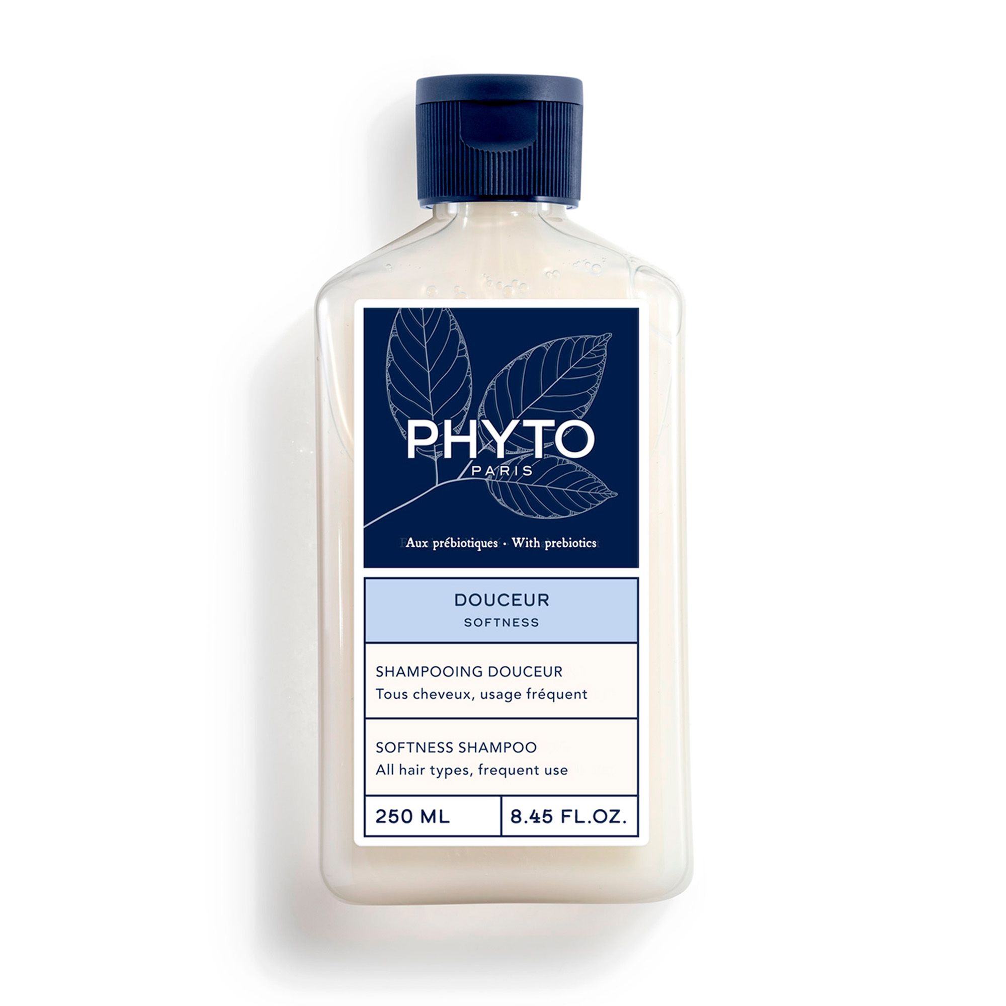 Flacon de shampooing, étiquette bleu et blanc. Inscription: PHYTO PARIS, Douceur, Softness, 250 ml, 8.45 FL.OZ.