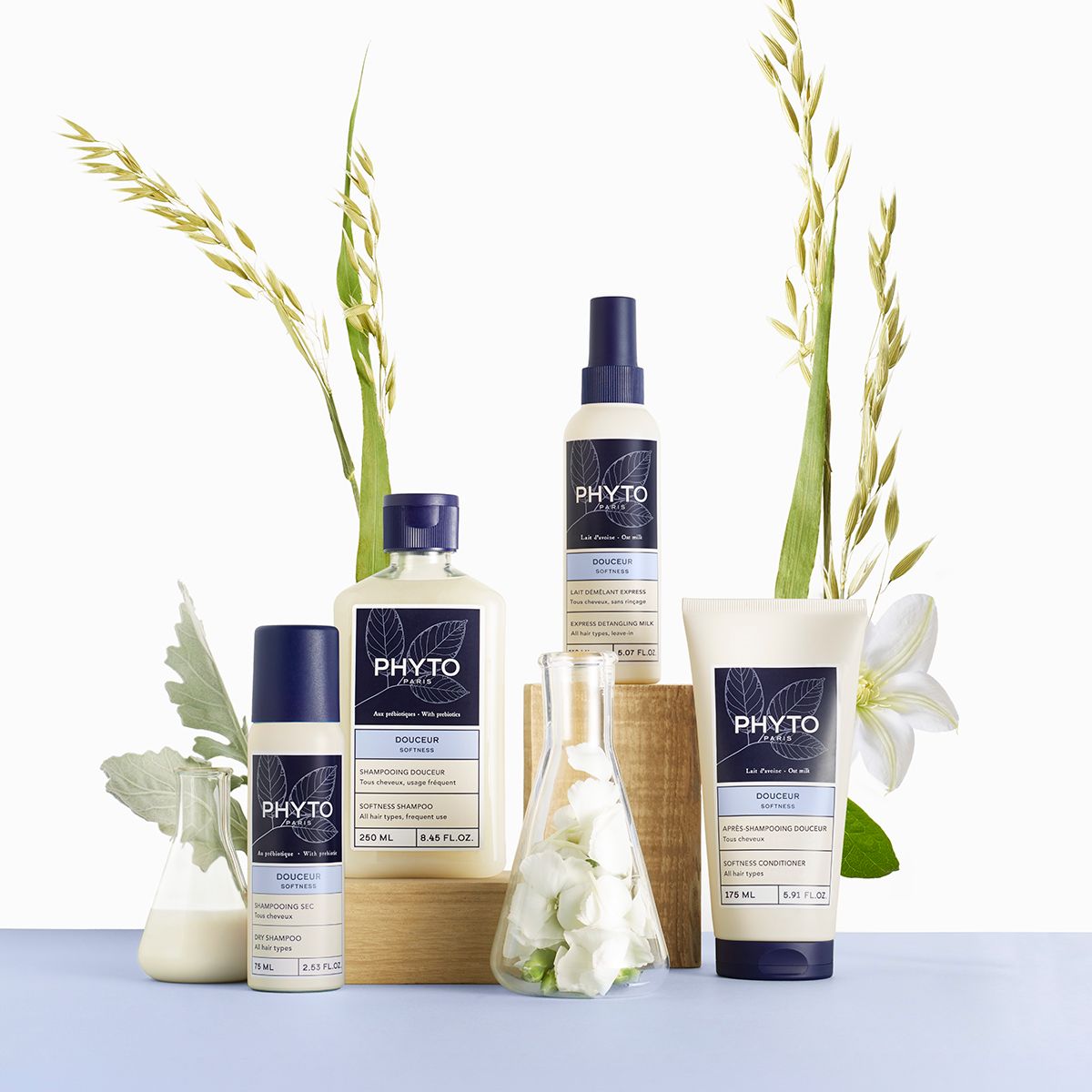 Arrangement de produits avec flacons de shampooing et autres produits. Inscription: PHYTO PARIS, Douceur, Softness.