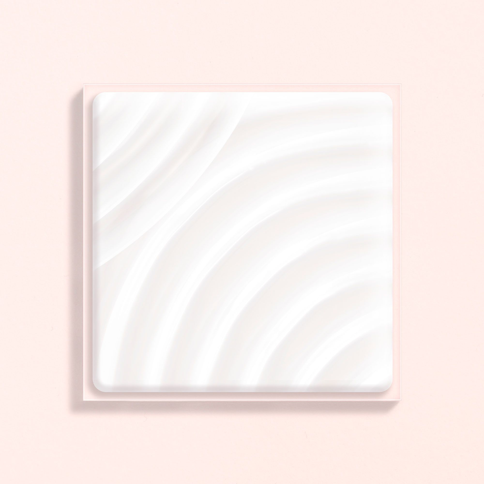 Crème blanche carrée sur fond rose. Texture ondulée.