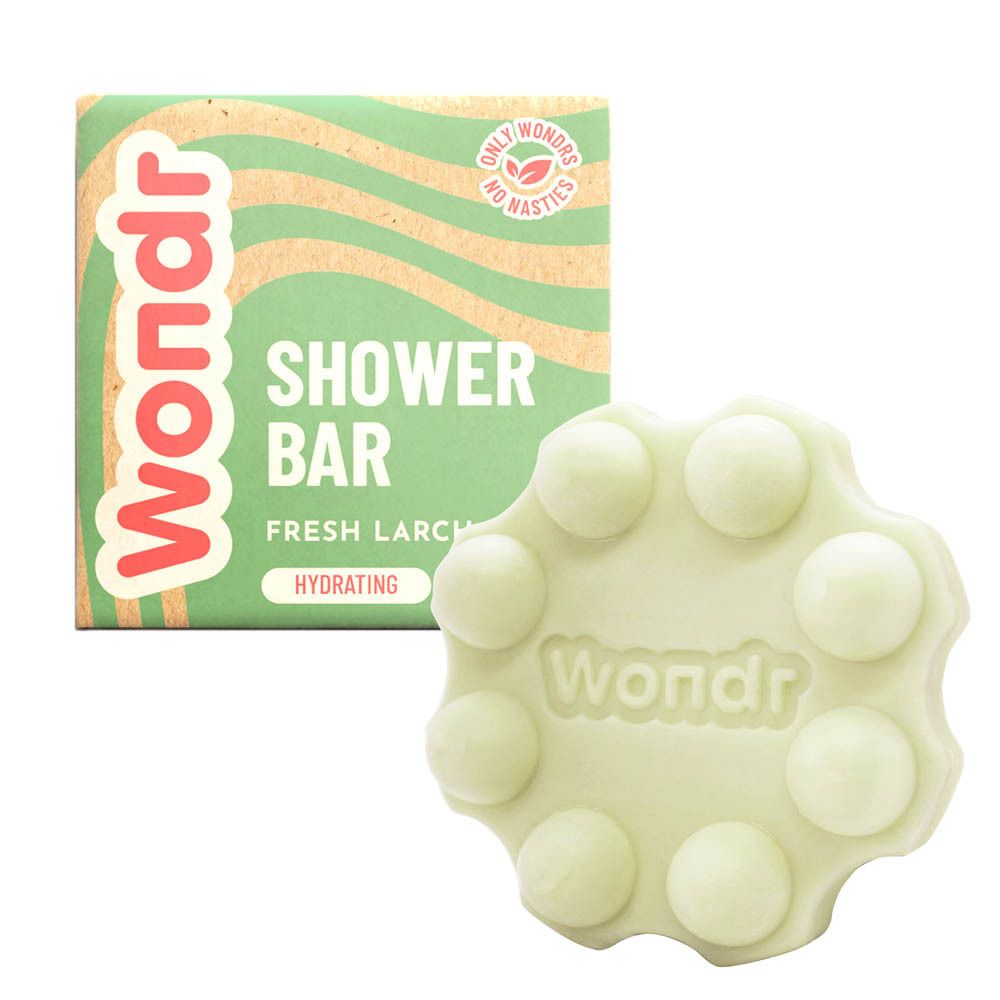 Wondr Shower Bar et emballage. Savon rond vert avec picots. Emballage : Shower Bar, Fresh Larch, Hydrating. Only Wondrs, No Nasties.
