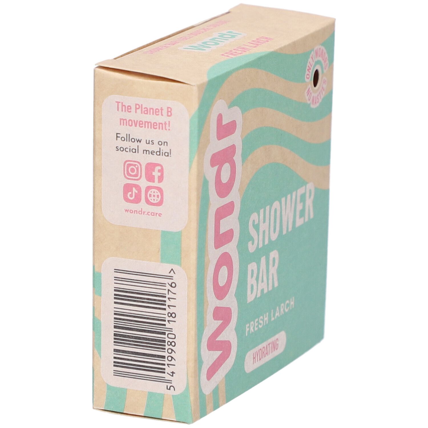 Vue latérale de l'emballage Wondr Shower Bar. Motif vagues vert-beige, texte rose. Shower Bar, Fresh Larch, Hydrating. Icônes réseaux sociaux.