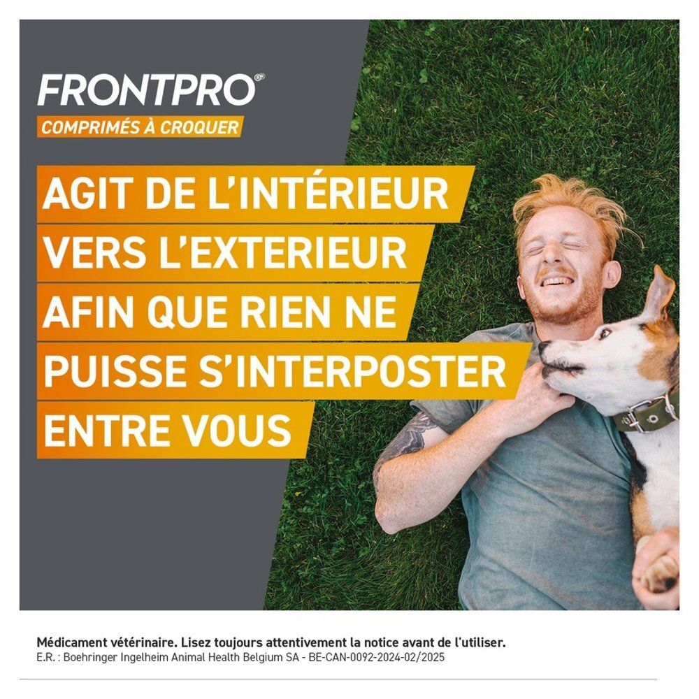Une femme donne une friandise à croquer FRONTPRO à un petit chien. Texte : "Appétants pour lui, pratiques pour vous."