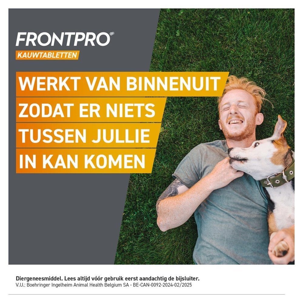 Une femme donne une friandise à croquer FRONTPRO à un chien. Texte : "Une protection appétente et pratique contre les puces et les tiques."
