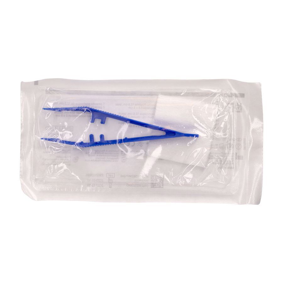 Pince anatomique bleue (12,5 cm) sous emballage stérile avec tampon.