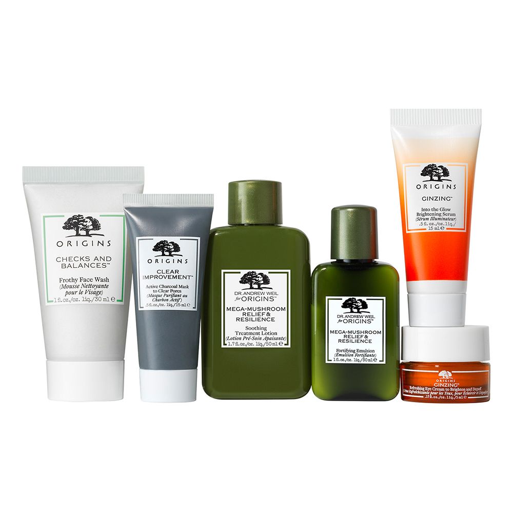 Sélection de produits de soin de la peau en tubes et flacons. Le set comprend un nettoyant visage, un masque, une lotion et une crème.