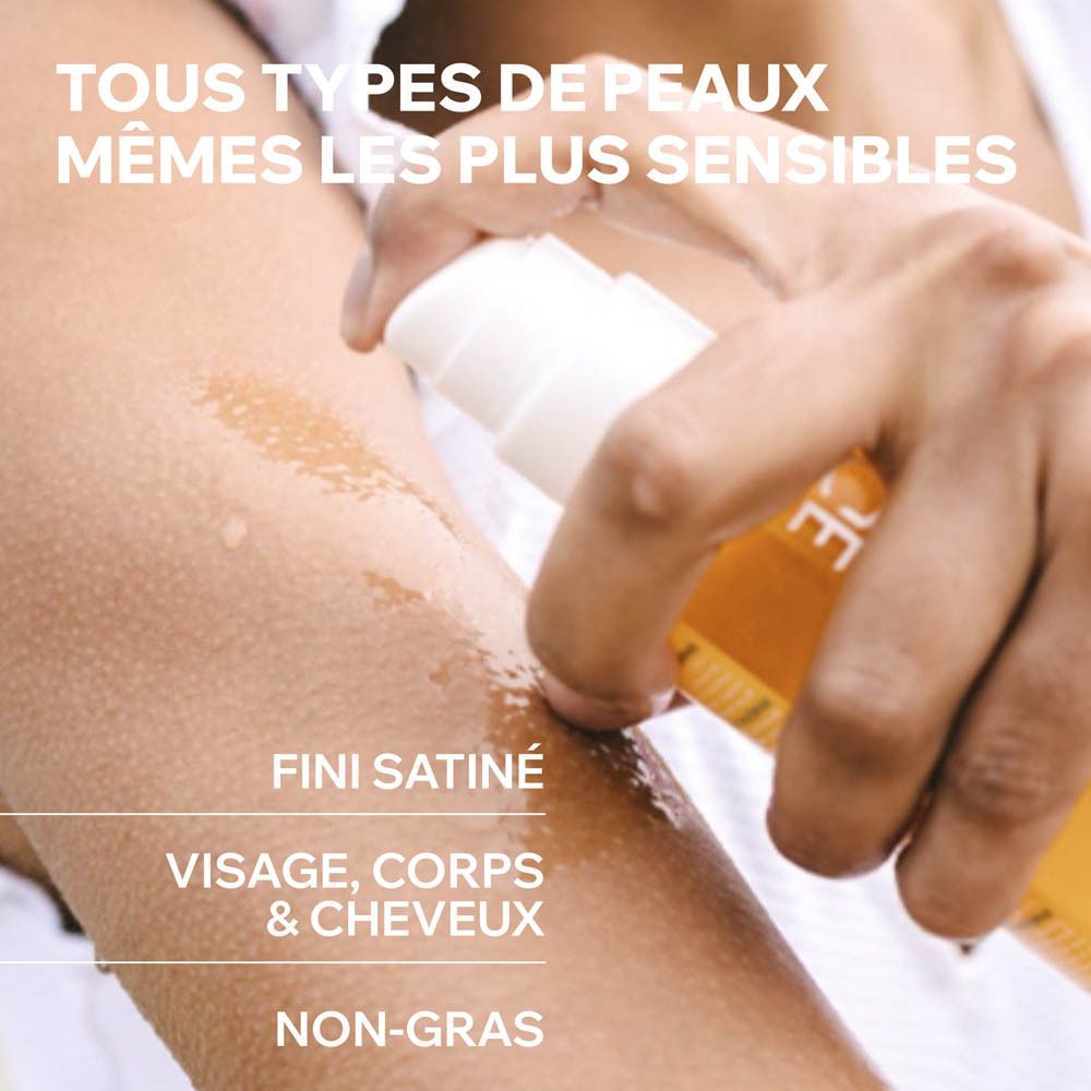 Personne vaporisant de l'huile sur le bras. Fini satiné. Visage, corps et cheveux. Non gras.
