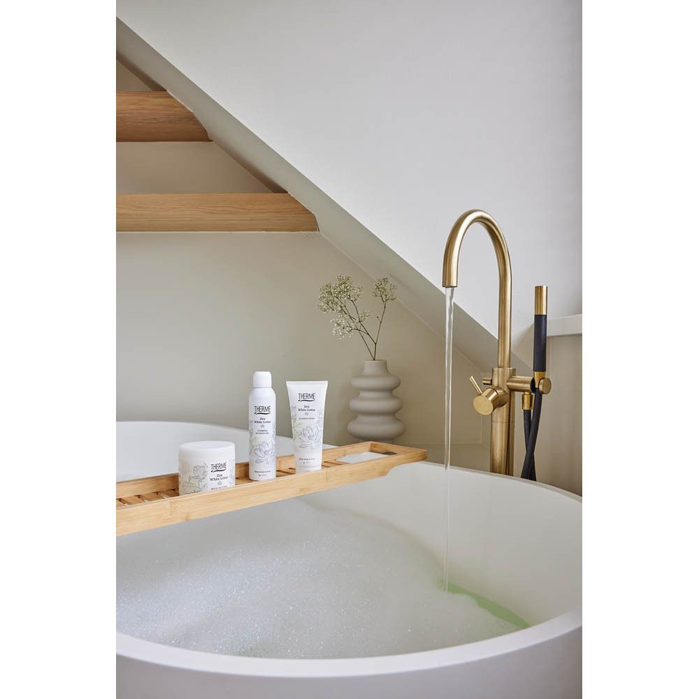 Bouteille blanche THERME Zen White Lotus Hydra+ Body Lotion avec motif fleur de lotus.