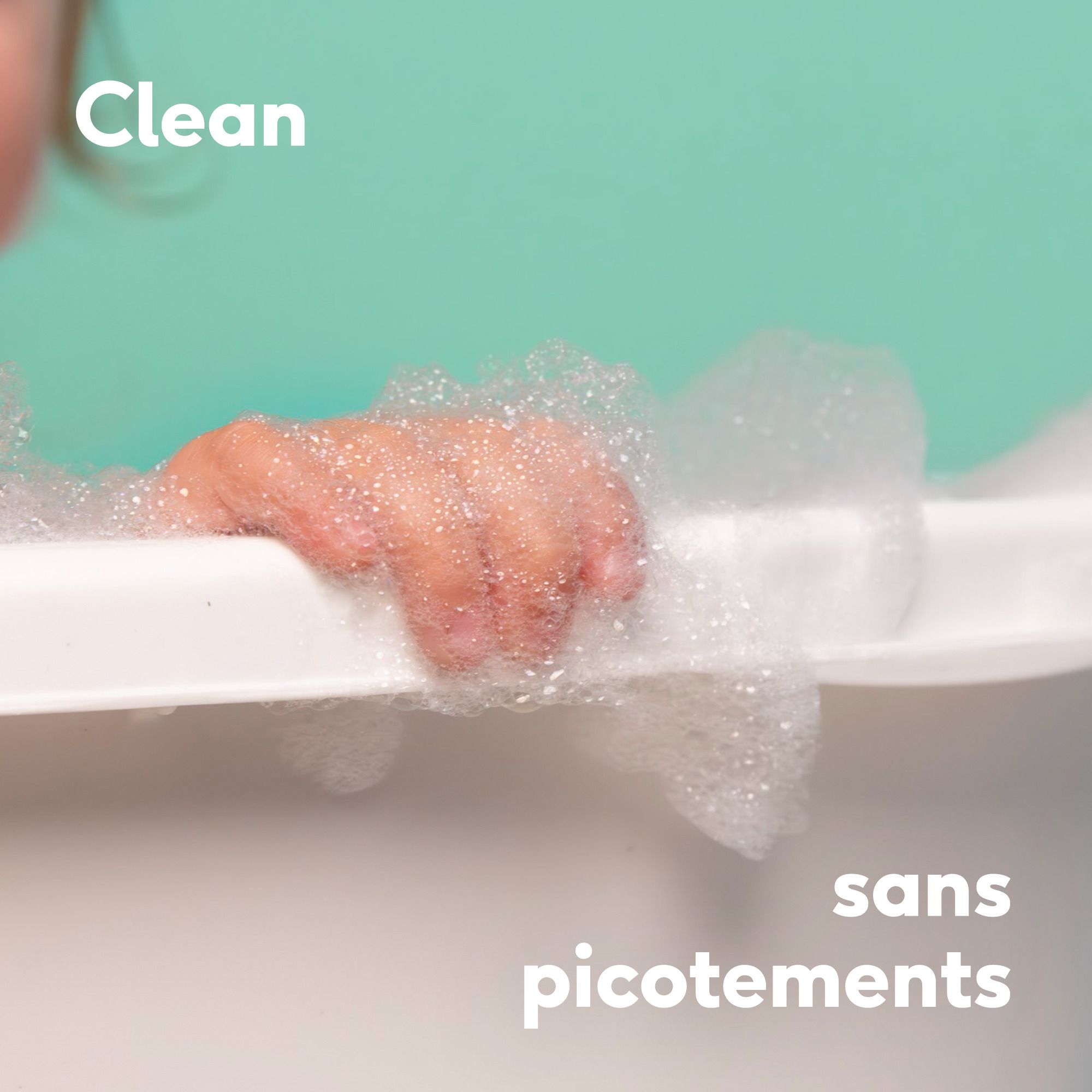 Tube de shampooing Naïf sur une serviette bleue. Texte: Doux pour les peaux sensibles, 0% microplastiques.
