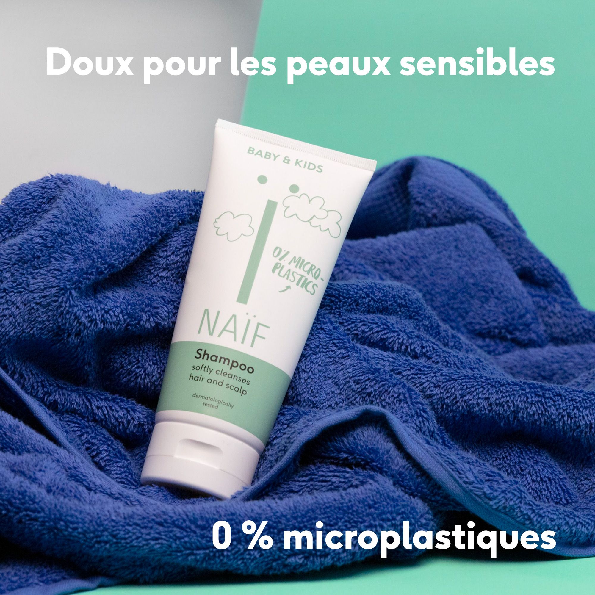 Évaluation du shampooing Naïf. 5 étoiles. Texte: Très bon shampoing: les cheveux deviennent doux et sentent incroyablement bon!
